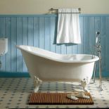 Żeliwna Marie Louise może być na zewnątrz ręcznie malowana w roślinne ornamenty. Oparta jest na nóżkach z motywem konika