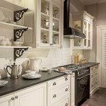 Żeliwne podpory i ozdobne uchwyty w kuchni Old France przywołują klimat francuskiej prowincji. Przetarte delikatnie