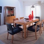 Zestaw Downtown - rozsuwany stół kosztuje od około 7400 zł, a krzesło - od około 1500 zł. Nad nimi