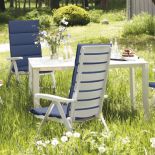 Zestaw mebli z tworzywa sztucznego, który – dzięki małej masie – można z łatwością przenieść w dowolne miejsce w