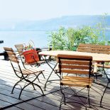 Zestaw Olivia to połączenie kutego żelaza z drewnem akacji. HASTE GARDEN