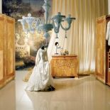 Zestaw Roseto od Carpanelli zrobiony jest z orzecha w odcieniu naturalnego drewna i ozdobiony inkrustacjami.