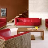 Zestaw Unico: mata lloyd loom (tkana ze sznurka, który wynalazł w 1917 roku Marshall Burns Lloyd) i czerwona skóra.