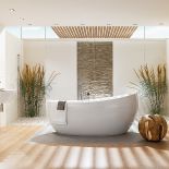 Zestawienie dwóch materiałów: drewna (meble i podłoga) i utrzymującego ciepło, odpornego na zarysowania quarylu (wanna