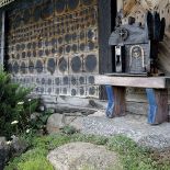 Zewnętrzne ściany nie pozostawiają wątpliwości, że mieszka tu artysta.