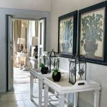 Zieleń w odcieniu szałwii, szarości, sjena palona.