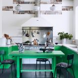 zielona kuchnia z malowanymi szafkami