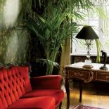 Zielona tapeta z roślinnym motywem jest tłem dla wielkich palm.