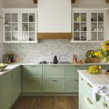 zielona kuchnia w stylu szejkerskim