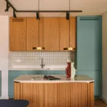 zielona kuchnia z ryflowanym drewnem