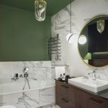 zielona łazienka z drewnem