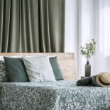 pastelowo zielona sypialnia