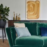 szmaragdowa sofa w salonie