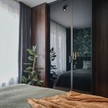 drzwi ukryte w szafie