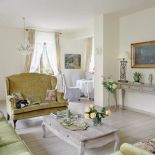 Zielone kanapy, które Agnieszka znalazła w Hiszpanii doskonale pasują do salonu w toskańskim stylu.