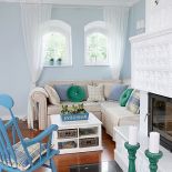 Zielone świeczniki kupiła w Scandinavian Living, zielone poduszki to Bo Concept, pozostałe - Dekoria.