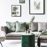 szary salon z zielonymi dodatkami