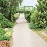 Zielony mostek łączy dwa fragmenty położonego na skarpach ogrodu. Podpatrzyli go w ogrodach Claude a Moneta.