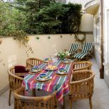 Zielony pokój. Na taras wychodzi się z najniższej kondygnacji, poniżej poziomu gruntu, dlatego otacza go mur oporowy.