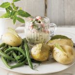 Ziemniaki z sosem oliwkowym. Nowalijki w stylu orientalnym