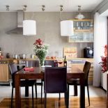 Zimna kolorystyka ścian współgra z ciepłym drewnem i świeżymi kwiatami.