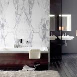 Zimny marmur i ciepłe drewno. Za wannę firmy Keramag-Era zapłacimy 2708 zł, za umywalkę (70 x 55 cm) - 1069 zł. KOŁO