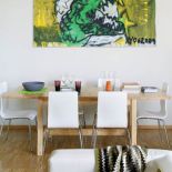 Złamana biel na ścianach i drewniana podłoga - to recepta na skandynawski styl.