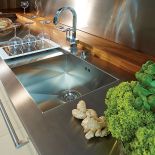 Zlew i blat zrobione z jednego kawałka stali nierdzewnej, bateria marki Franke. MEBEL RUST