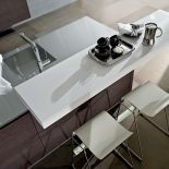 Zlew z barem, higieniczny, stalowy blat stopiony ze zlewozmywakiem, na nim lakierowana dębowa nakładka w