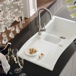 Zlewozmywak ceramiczny New Wave 60 kosztuje 5337 zł, bateria Umbrella – 1943 zł, VILLEROY BOCH