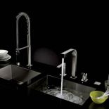 Zlewy Water Units ze stali szlachetnej są zrobione ręcznie (ok. 14 000 zł), bateria Clean Set 7 – ok. 16 000 zł. Dornbracht