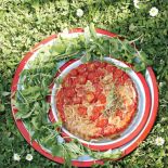 Złocista tarta z pomidorami i konfiturą z cebuli.