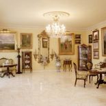 Złocistociepłe światło po mistrzowsku wydobywa wszystkie odcienie z obrazów i gobelinów.