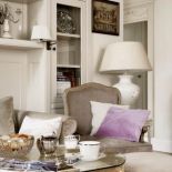 Złocony stolik ma szklany blat. Mieszkać po rzymsku