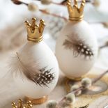 Dekoracje wielkanocne stołu ze złotem i piórkami