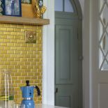 złote płytki nad blatem w kuchni