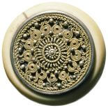 Złoty guzik zdobiony ornamentem, fot. EK Pictures