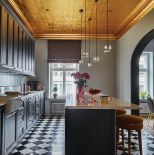 sufit dekorowany płatkami złota w kuchni