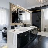 Zmysłowa, pałacowa, nowoczesna. Trudno przejść obok tej willi obojętnie.