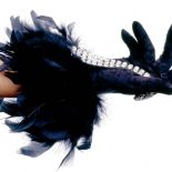 Zmysłowo - długa czarna rękawiczka z piórami i brylanty.