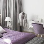 Zmysłowy, nastrojowy fiolet ociepla sypialnię.