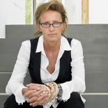 Zna się na urządzaniu domów, bo zajmuje się tym zawodowo.