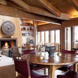 Znajdziemy w nim stolik zaprojektowany przez Le Corbusiera, plecione krzesła francuskiego ebenisty Louisa Sognot i