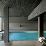 Znalazło się miejsce na nowoczesny basen z kominkiem.