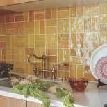żółte kafelki w kuchni