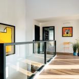 Żółte metalowe krzesło NAP. Dom z widokiem na miasto