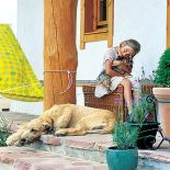 Zosia w towarzystwie psów. Domy rosną razem z dziećmi