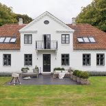 Został zbudowany w 1834 roku. Biały dom z orientalnymi dodatkami