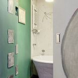 Została wykonana niemal w całości własnym sumptem. Srebrne ważki namalowała gospodyni.