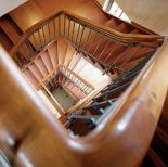 Zrobili ją miejscowi rzemieślinicy: stolarke z mahoniu - firma Krzysztofa Janeczka, balustradę - kuźnia Sari,